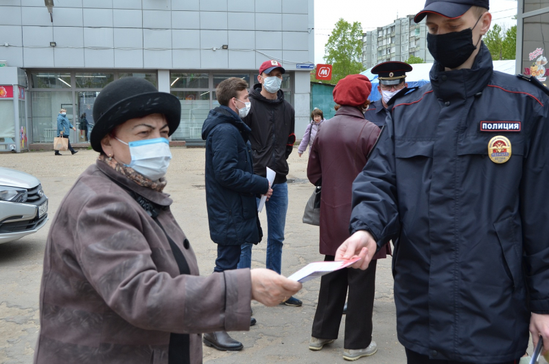 Сотрудники полиции на улицах Твери рассказывали о мошенниках Сотрудники полиции на улицах Твери рассказывали о мошенниках
