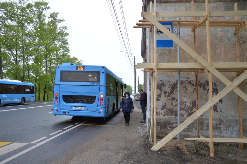 На Московском шоссе в Твери обустраивают автобусные остановки