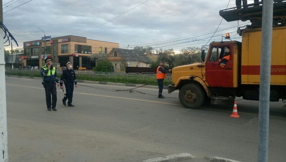 В Заволжском районе Твери из-за обрыва проводов образовалась пробка