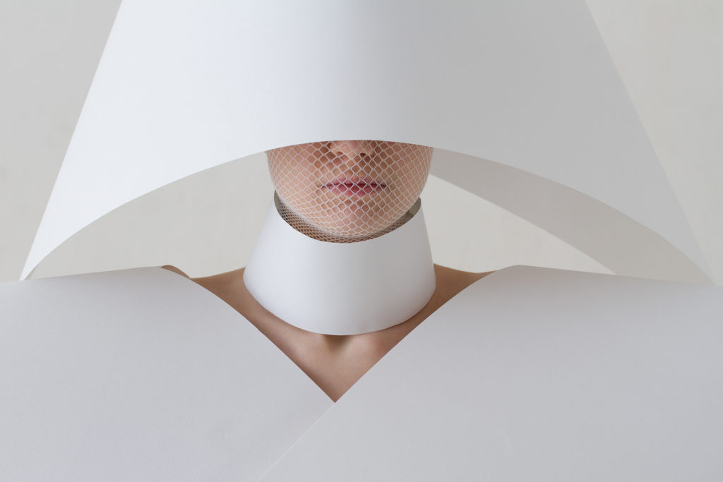 Петербургский фотограф рассказывает о бумажных платьях, в которых нельзя шевелиться