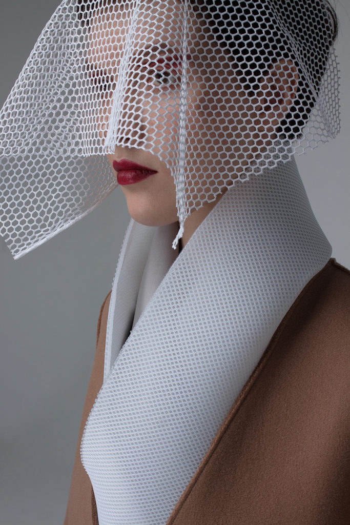 Петербургский фотограф рассказывает о бумажных платьях, в которых нельзя шевелиться