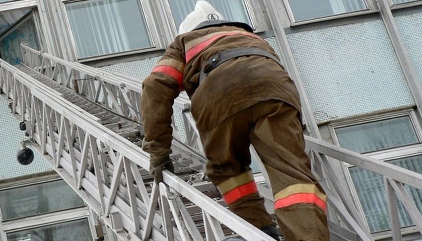 В Твери пожарные спасли пожилого мужчину, запертого в квартире В Твери пожарные спасли пожилого мужчину, запертого в квартире