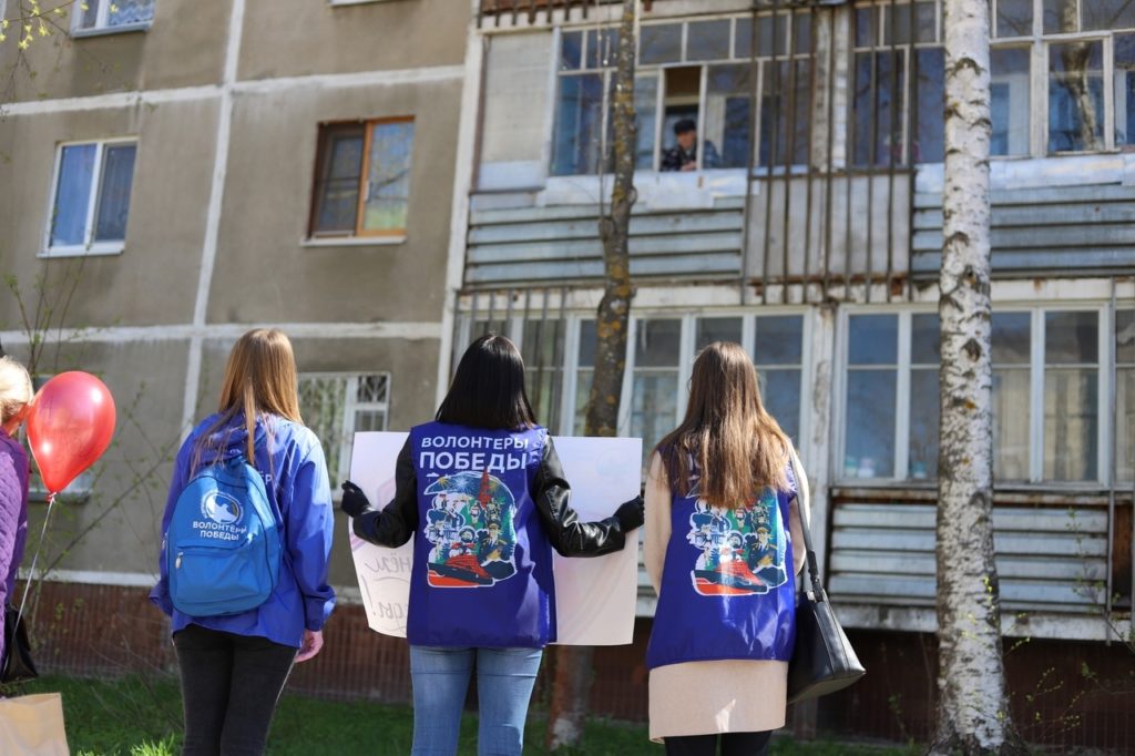 Волонтёры поздравили ветеранов с Днём Победы