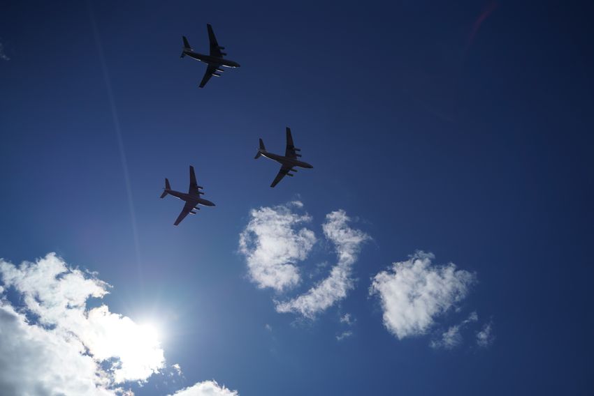 Самолеты парадным строем пролетели над Тверью