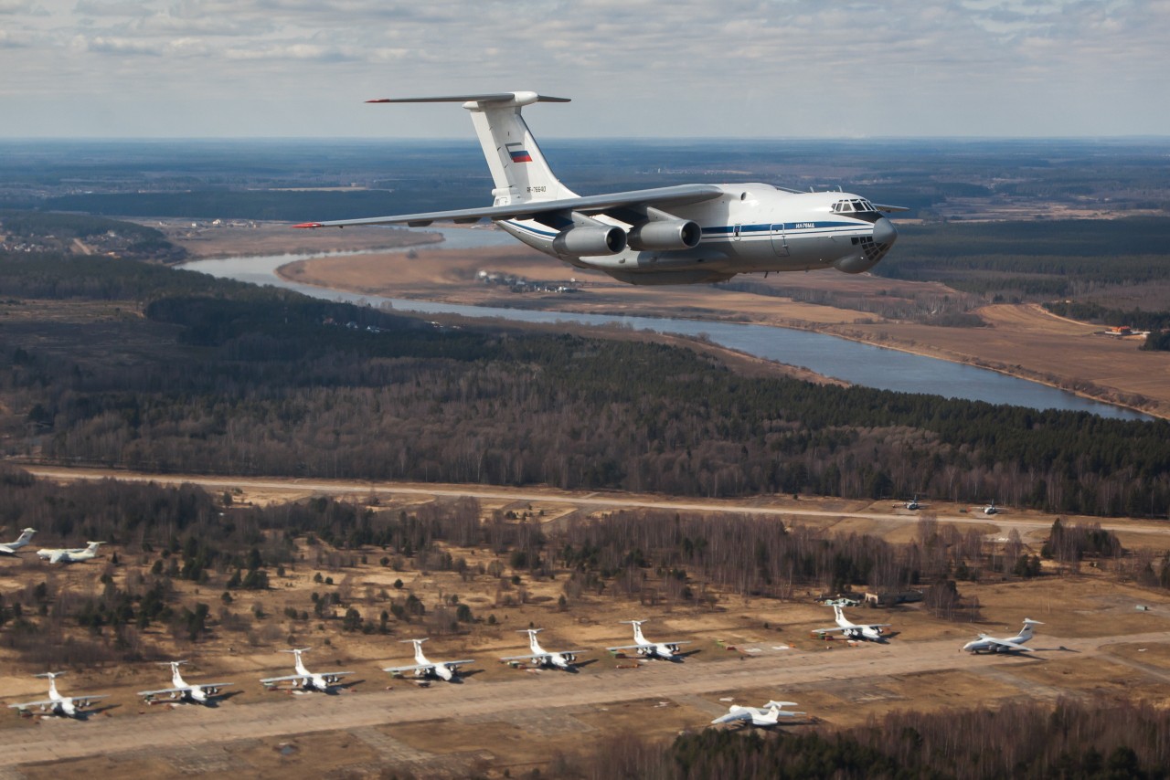 Тверские лётчики поделились фотографиями с воздушного парада в Москве
