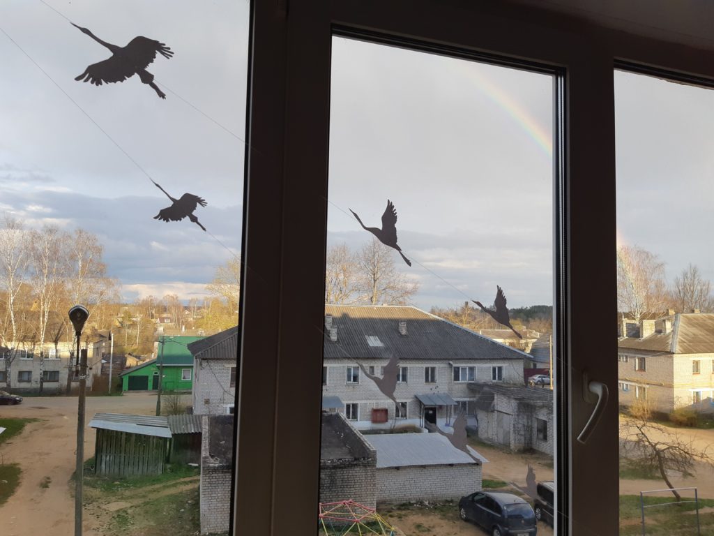 Юные жители Тверской области украшают окна бумажными журавлями Юные жители Тверской области украшают окна бумажными журавлями