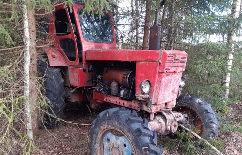 Житель Тверской области прятал в лесу украденный трактор