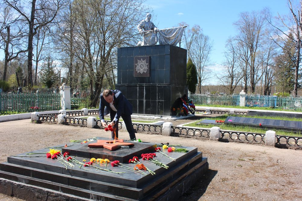 Глава района в Тверской области почтил память павших воинов Глава района в Тверской области почтил память павших воинов