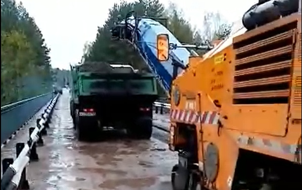 "Дырявый" мост через речку в Тверской области начали ремонтировать "Дырявый" мост через речку в Тверской области начали ремонтировать