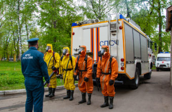 Сотрудники пожарно-спасательной части провели дезинфекцию тверской больницы