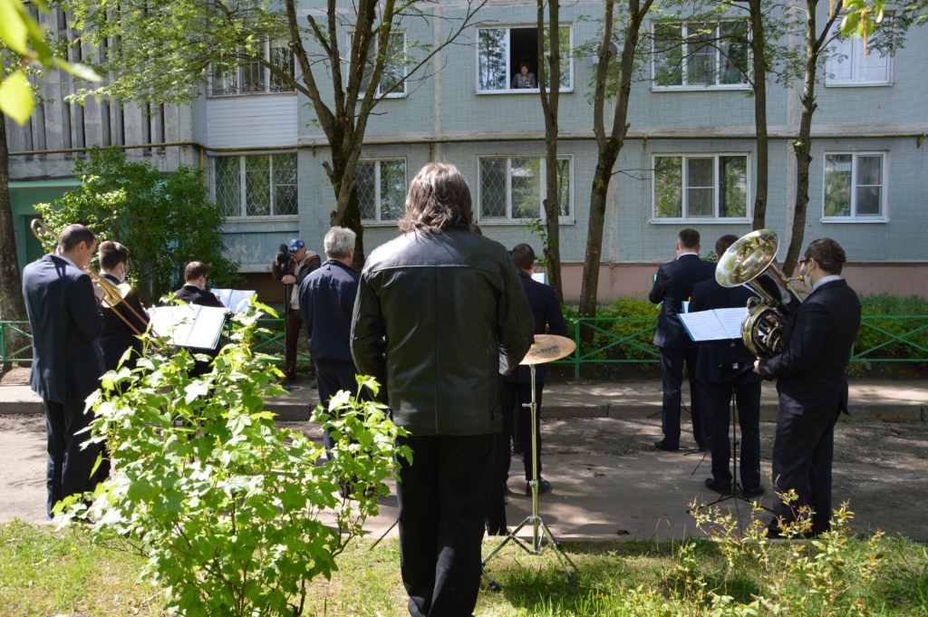 В Твери духовой оркестр сыграл концерт под окнами ветерана в честь 100-летнего юбилея