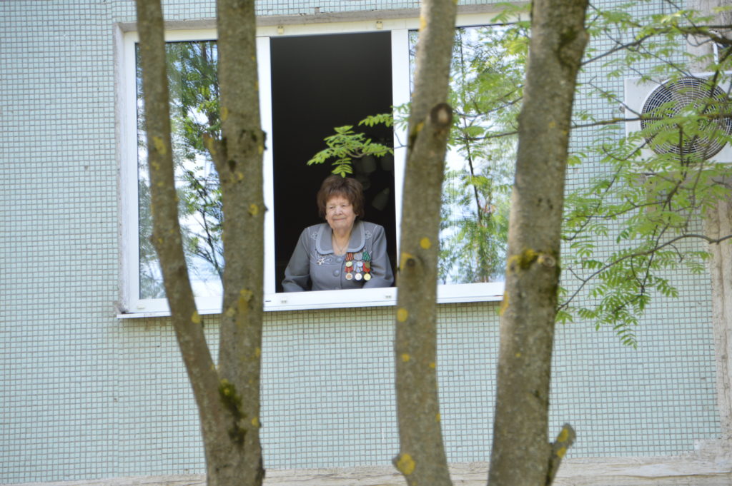 В Твери духовой оркестр сыграл концерт под окнами ветерана в честь 100-летнего юбилея