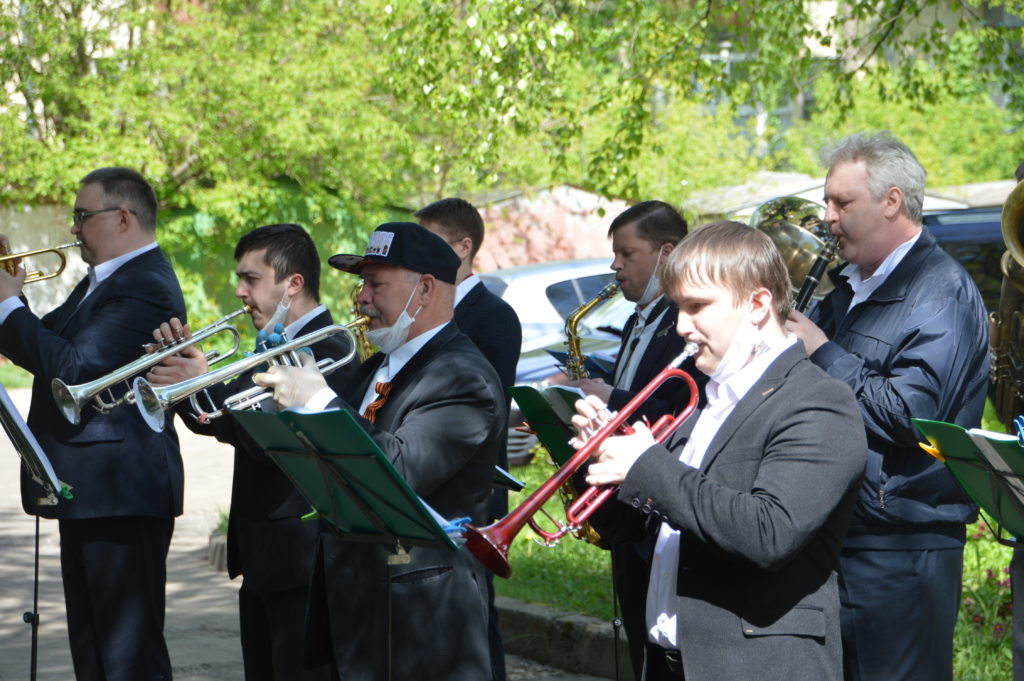 В Твери духовой оркестр сыграл концерт под окнами ветерана в честь 100-летнего юбилея