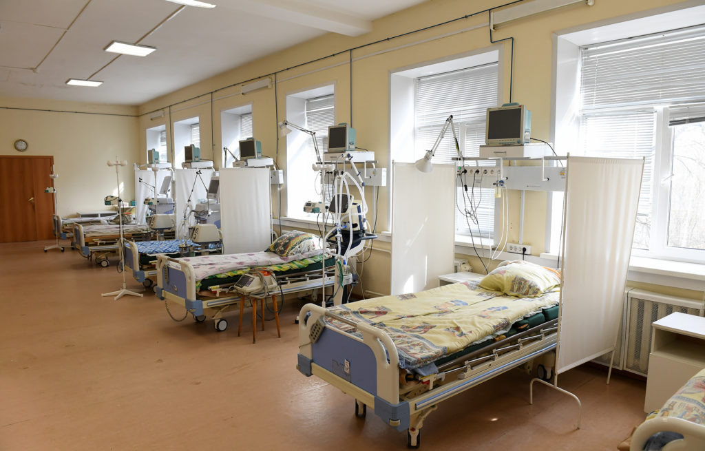 В двух больницах Тверской области готовят дополнительно 190 коек для лечения заражённых коронавирусом