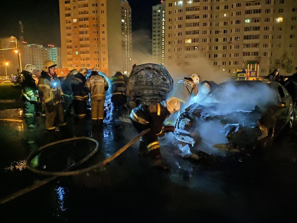 В Твери ночью сгорели три припаркованных автомобиля