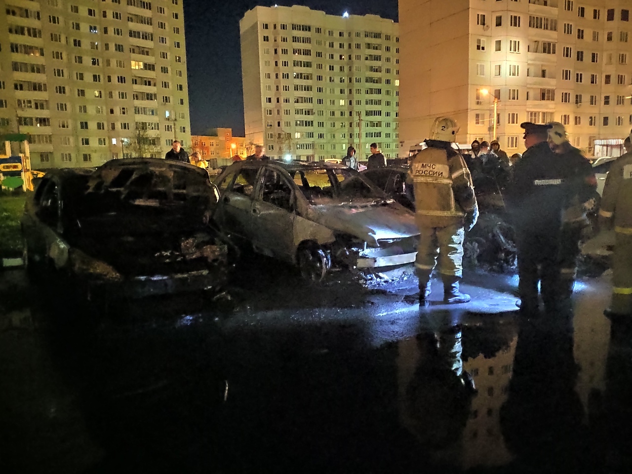 В Твери ночью сгорели три припаркованных автомобиля В Твери ночью сгорели три припаркованных автомобиля