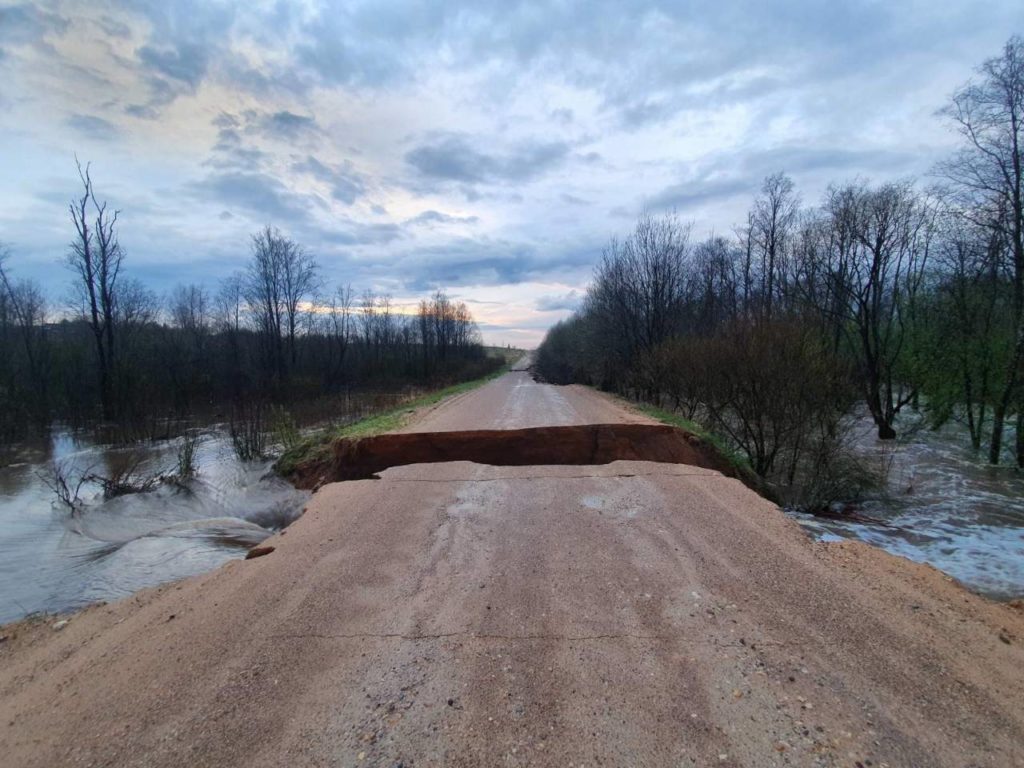 Сильные дожди размыли дороги к деревням в Тверской области Сильные дожди размыли дороги к деревням в Тверской области