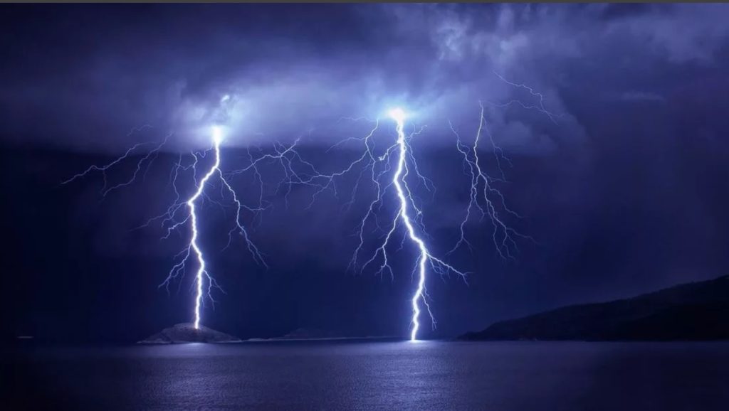 В Тверской области разбушуется гроза