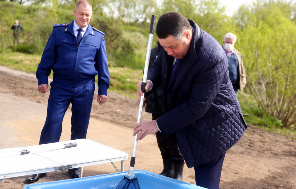 Губернатор Игорь Руденя выпустил в Волгу мальков стерляди