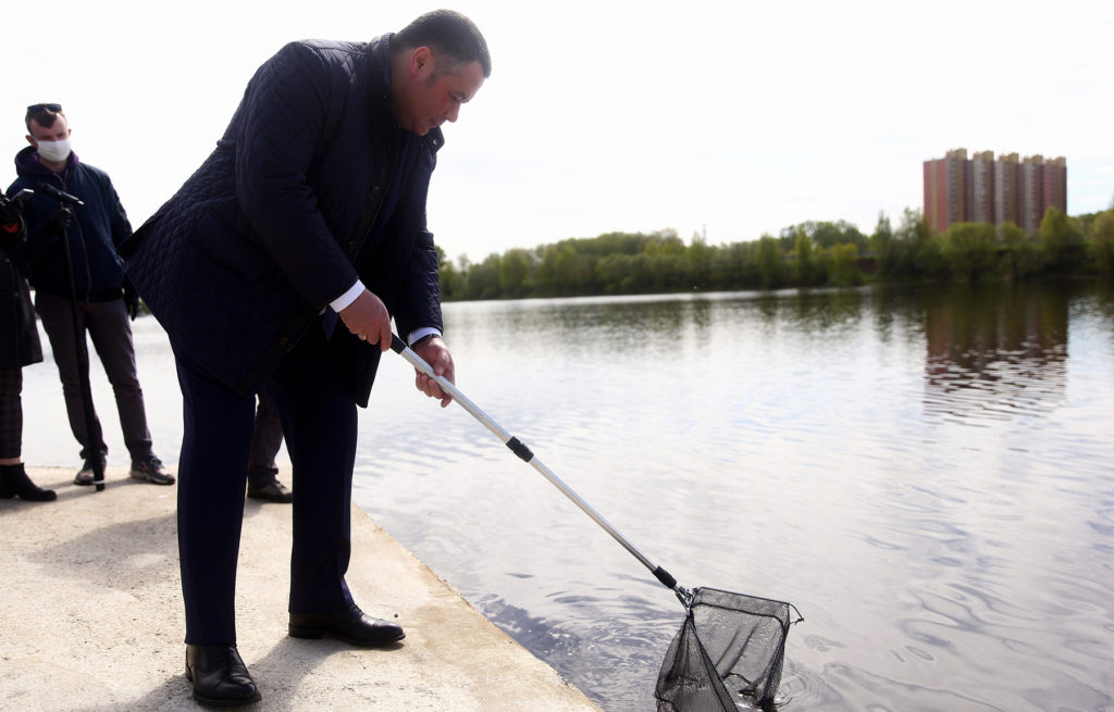 Губернатор Игорь Руденя выпустил в Волгу мальков стерляди Губернатор Игорь Руденя выпустил в Волгу мальков стерляди