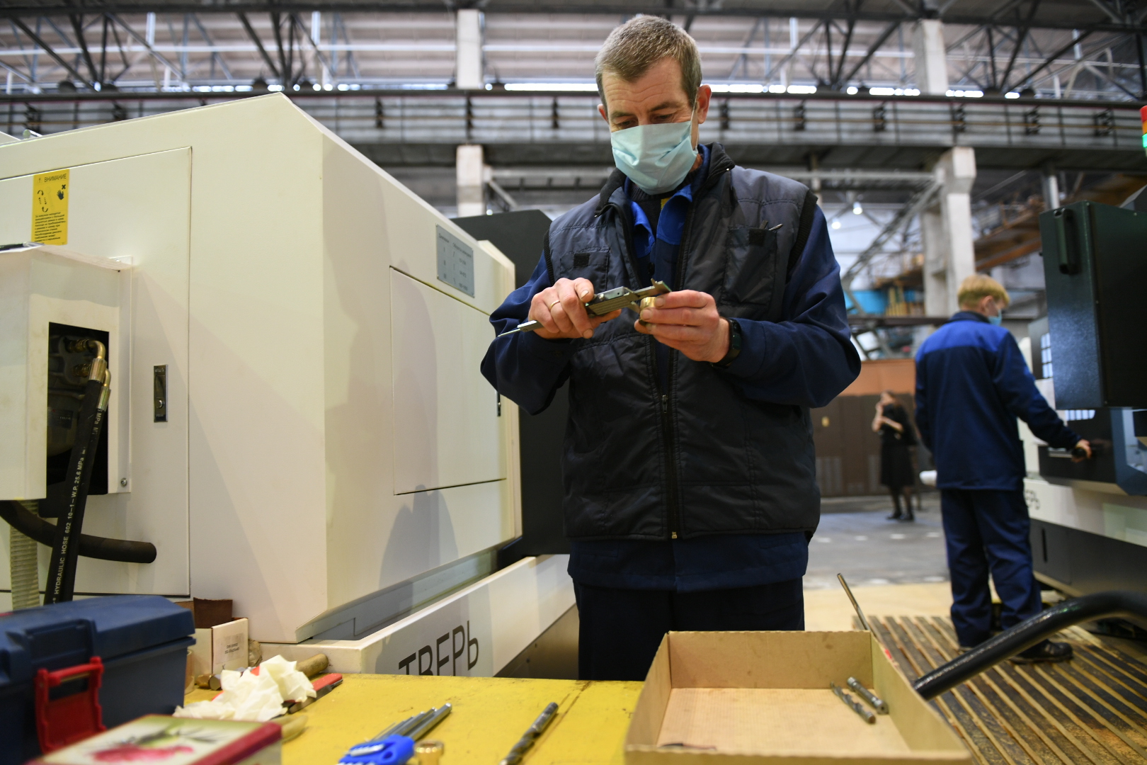 Игорь Руденя и Денис Мантуров в Ржеве осмотрели производство деталей для аппаратов ИВЛ