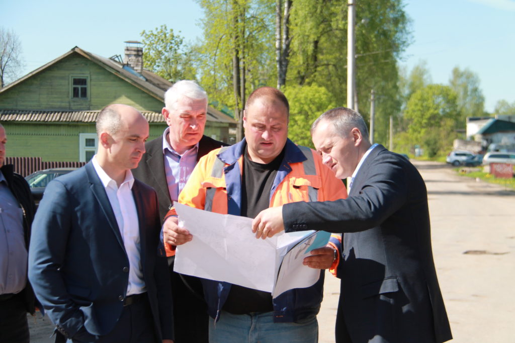 Глава Нелидовского района проинспектировал ремонт дороги