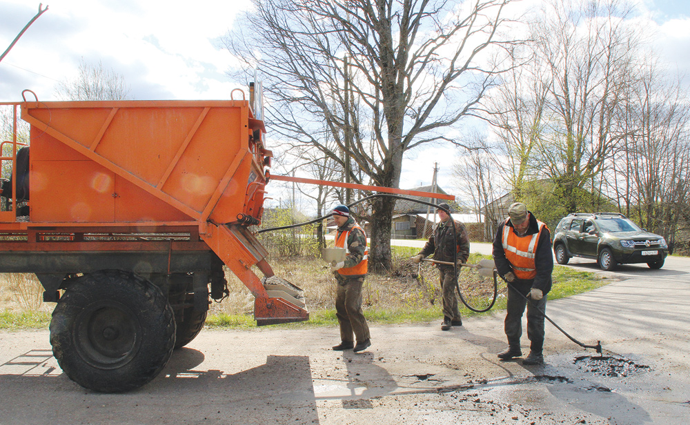 В Тверской области проводят ямочный ремонт дорог