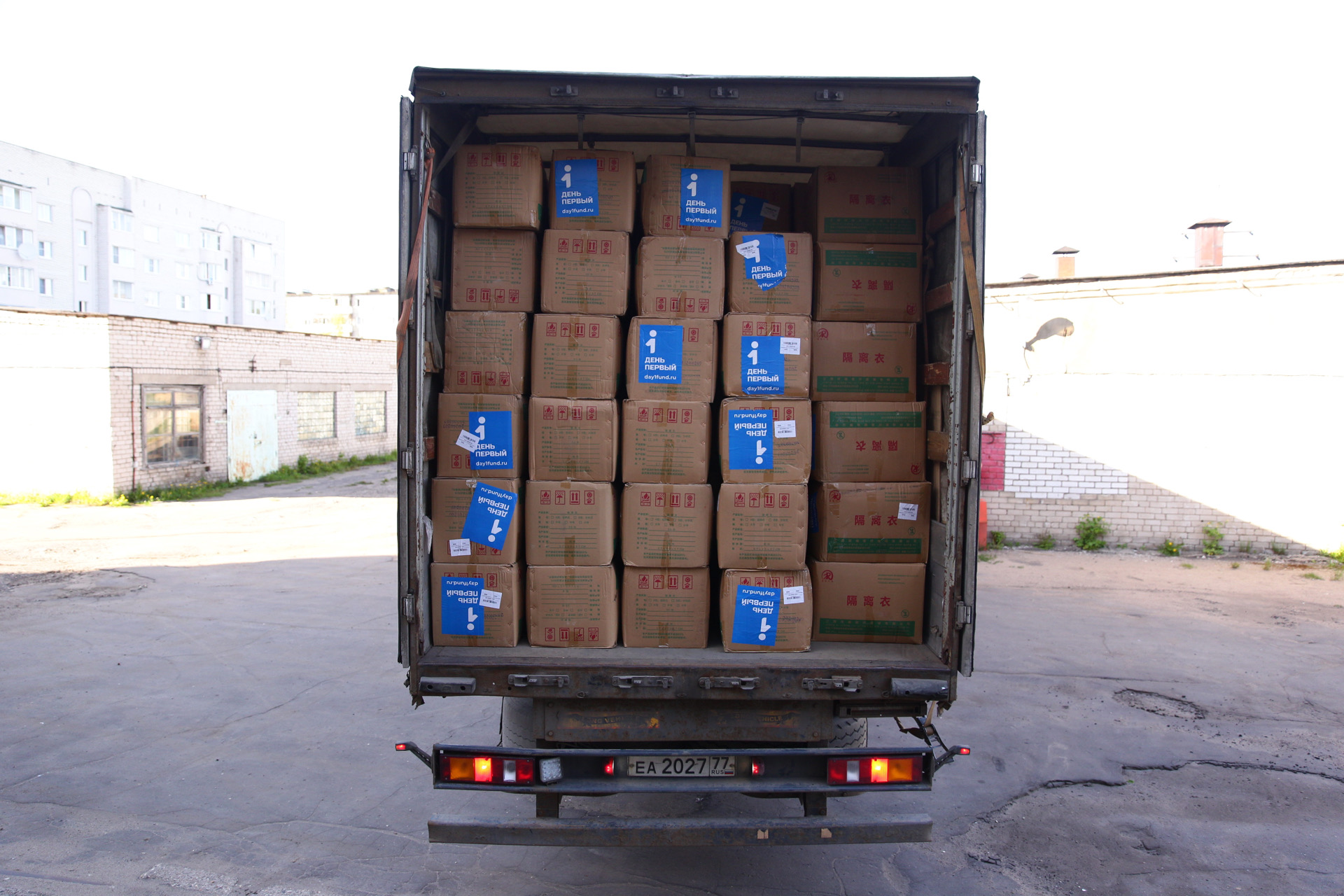 В Тверскую область привезли защитные костюмы для медицинских работников