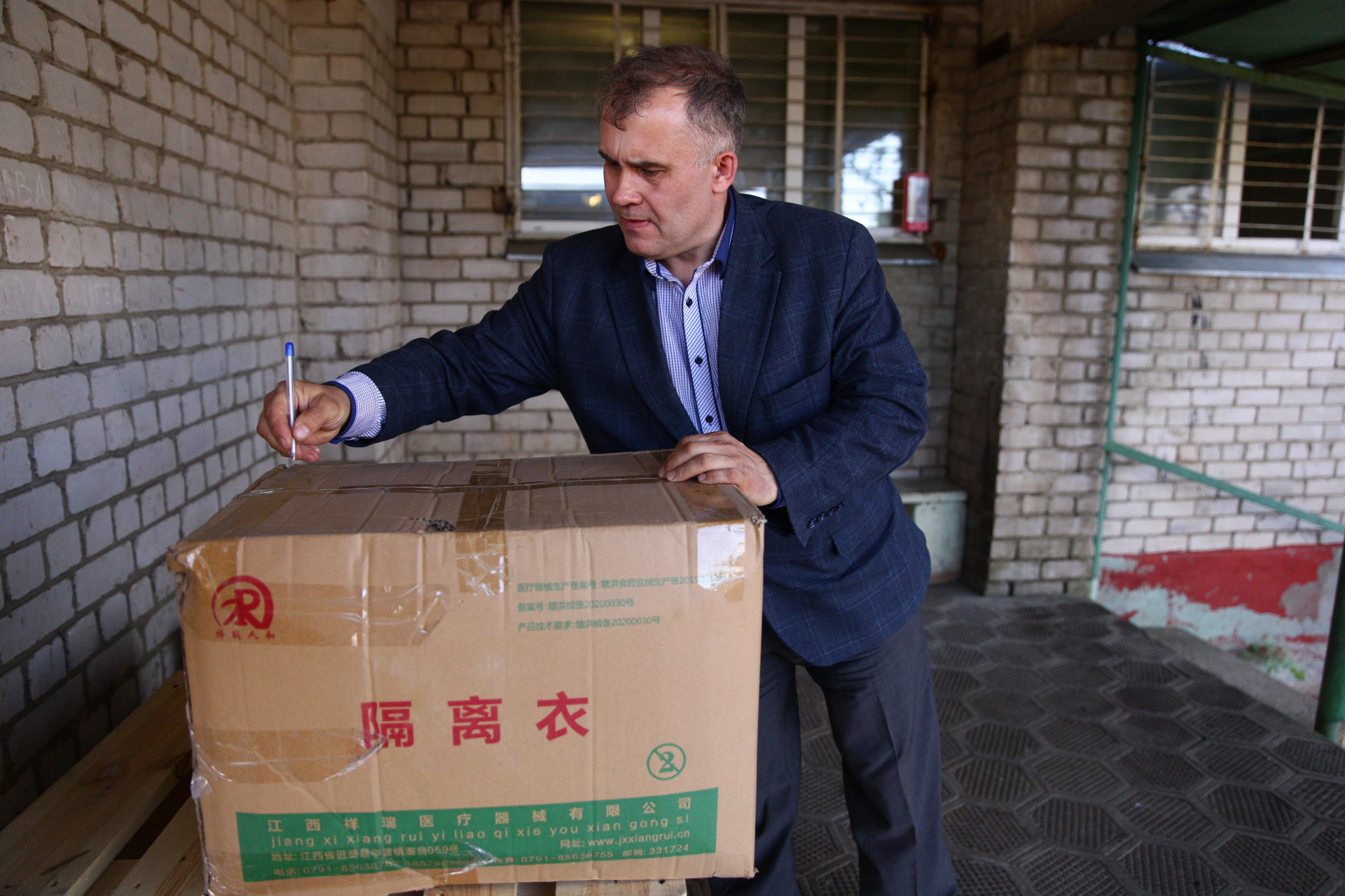 В Тверскую область привезли защитные костюмы для медицинских работников