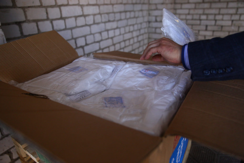 В Тверскую область привезли защитные костюмы для медицинских работников