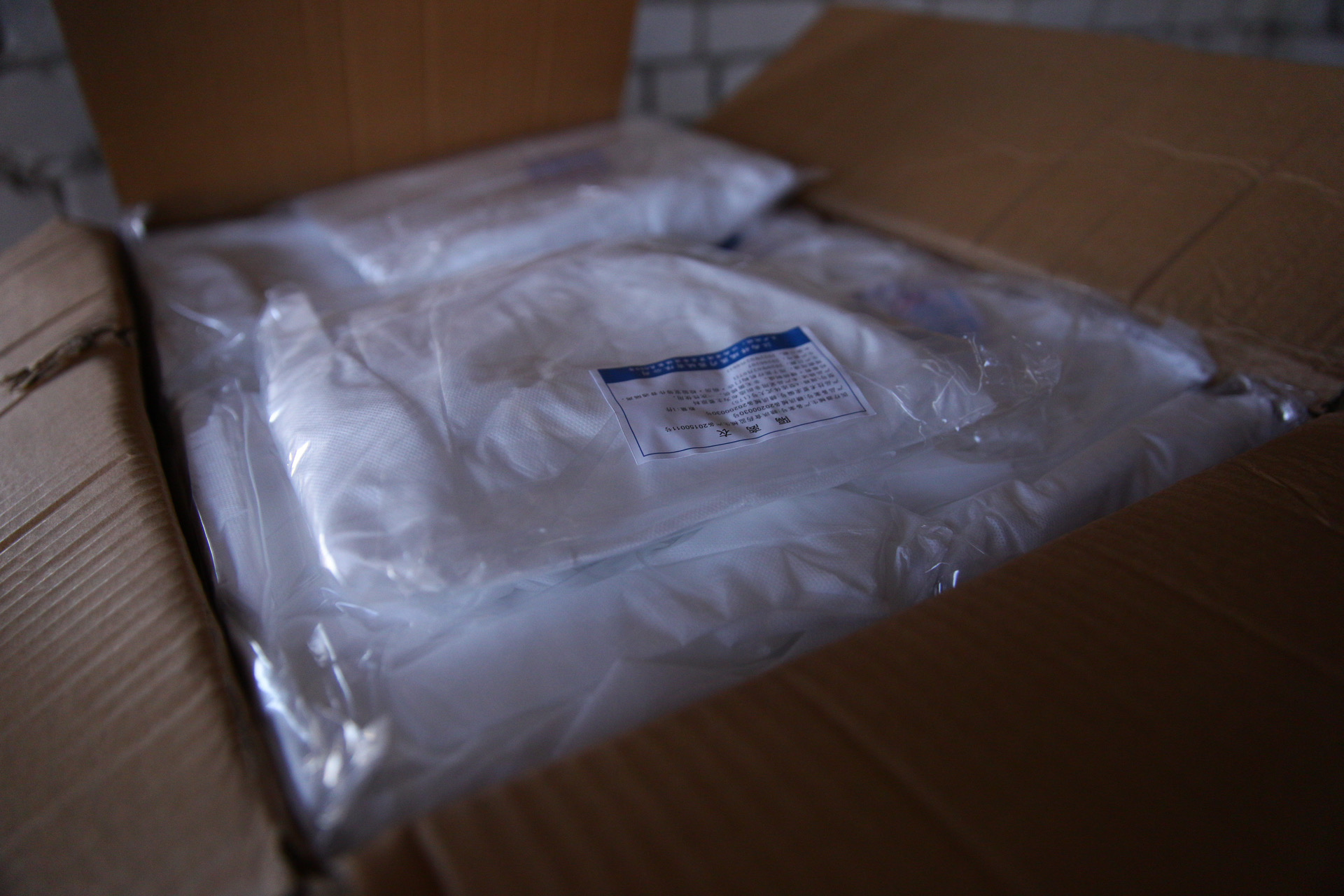 В Тверскую область привезли защитные костюмы для медицинских работников