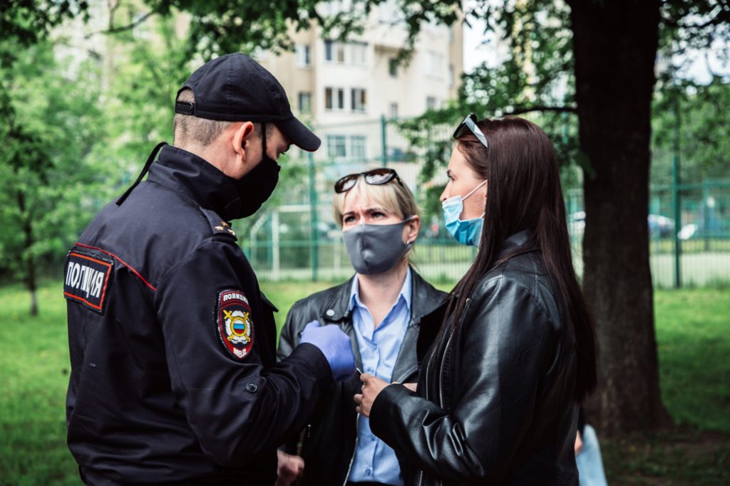 В тверских парках полицейские ловят нарушителей