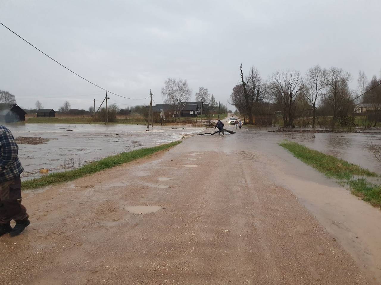 Сильные дожди размыли дороги к деревням в Тверской области