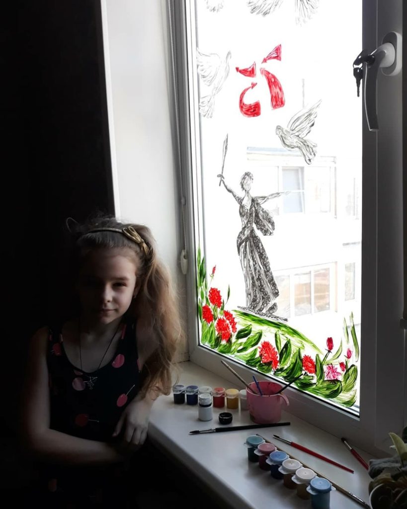 Тверская школьница расписала окна своей квартиры в честь Дня Победы Тверская школьница расписала окна своей квартиры в честь Дня Победы