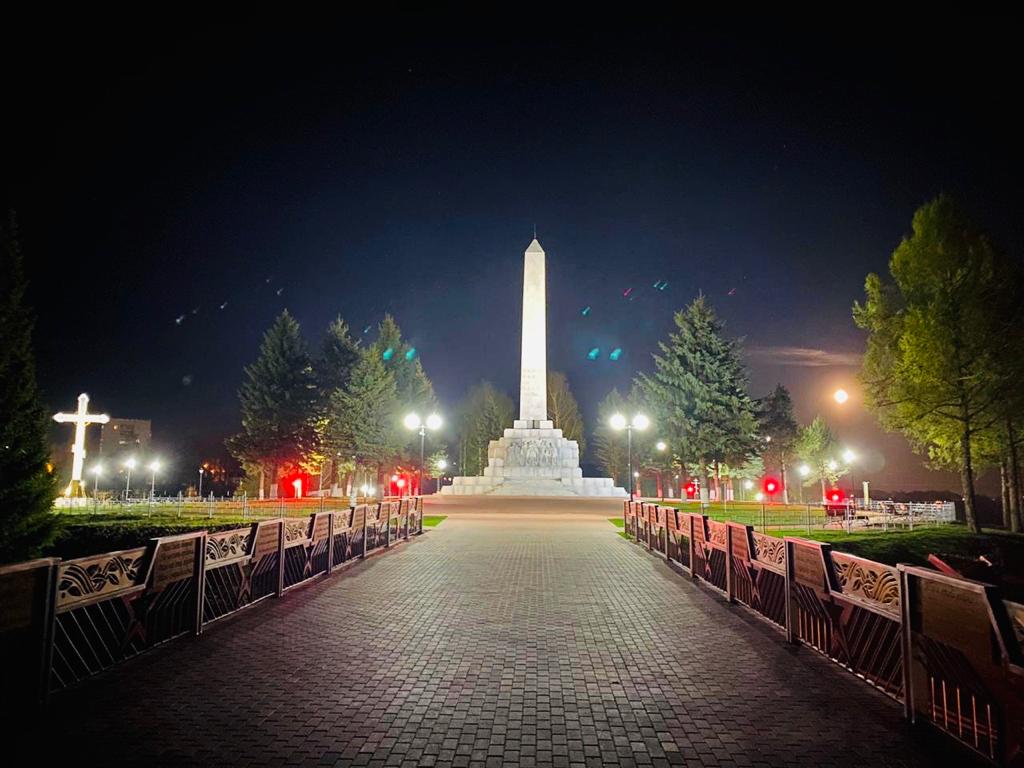 Территория возле Ржевского мемориала засверкала огнями