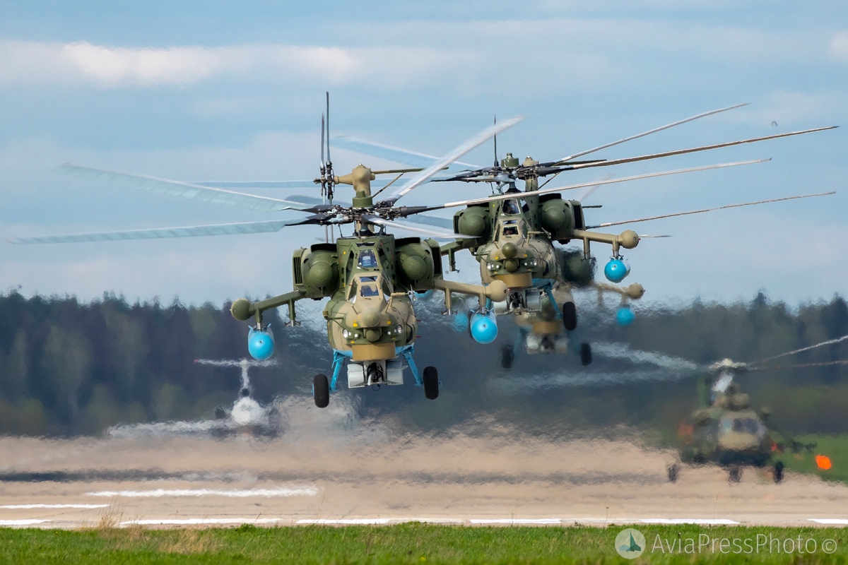 Тверские лётчики поделились фотографиями с воздушного парада в Москве