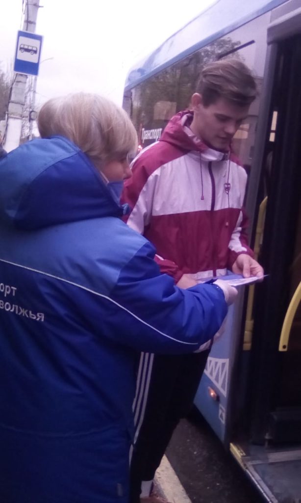 В общественном транспорте Тверской области пассажирам раздают бесплатные защитные маски