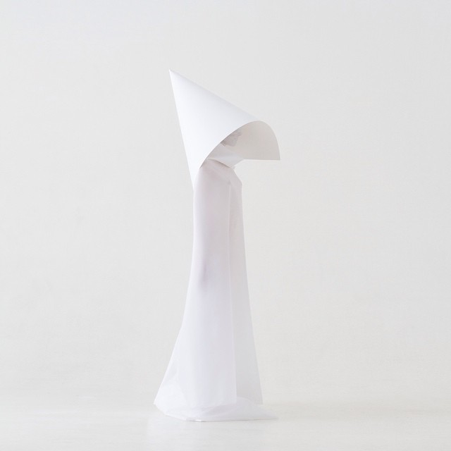 Петербургский фотограф рассказывает о бумажных платьях, в которых нельзя шевелиться