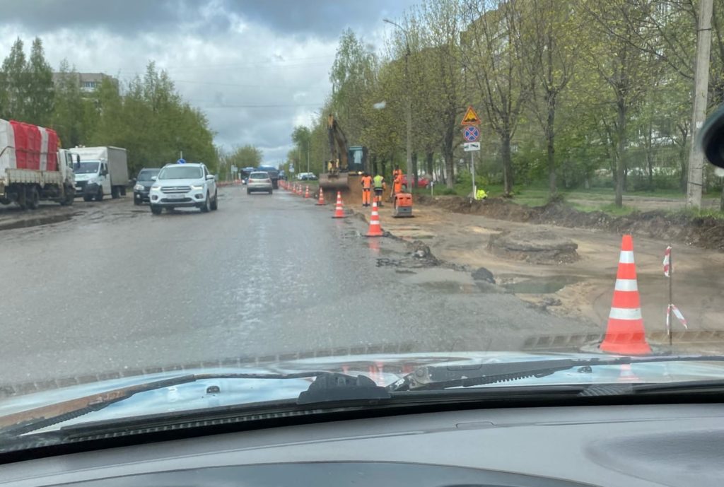 В Твери на одной из улиц копают траншею под тротуар В Твери на одной из улиц копают траншею под тротуар