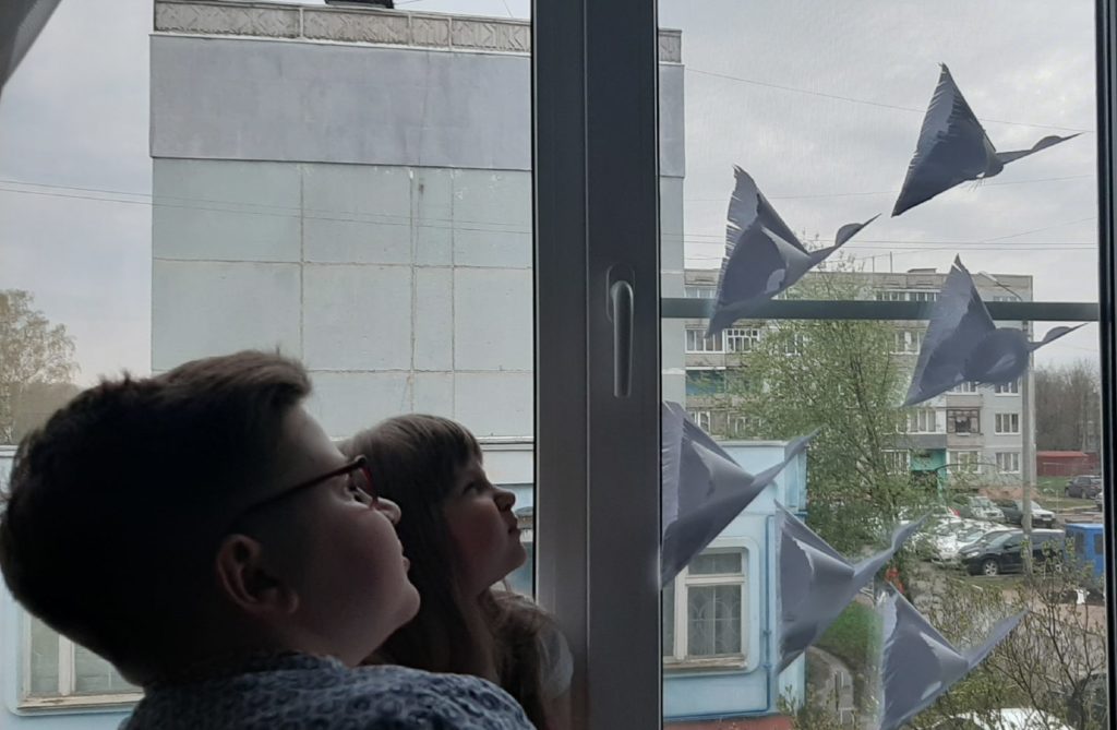 Сад Победы и бумажные журавли: семья педагога из Тверской области почтила ветеранов Сад Победы и бумажные журавли: семья педагога из Тверской области почтила ветеранов