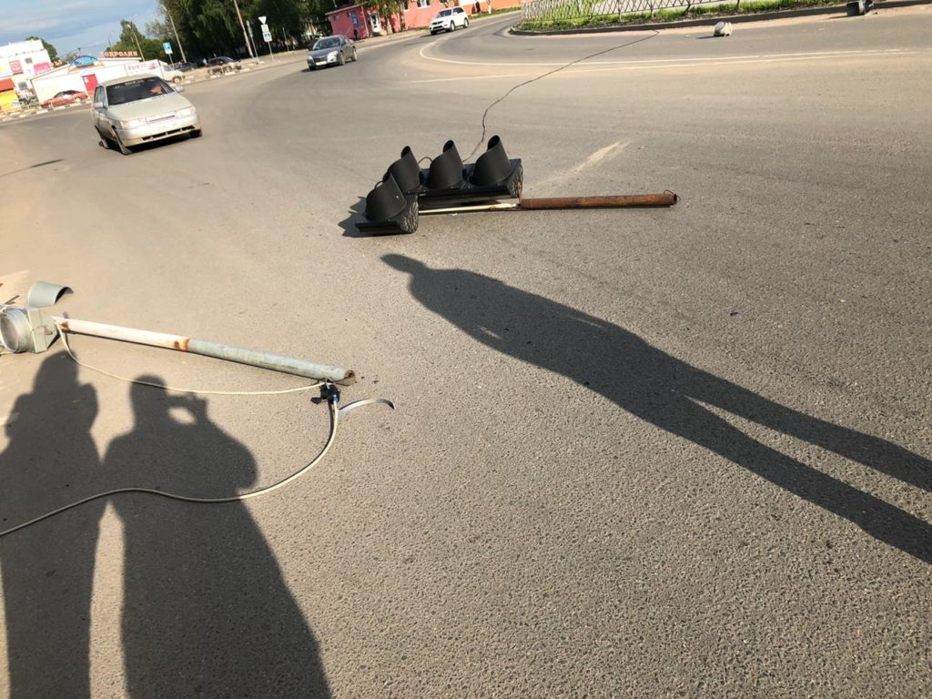 В Тверской области светофор упал на пешехода В Тверской области светофор упал на пешехода