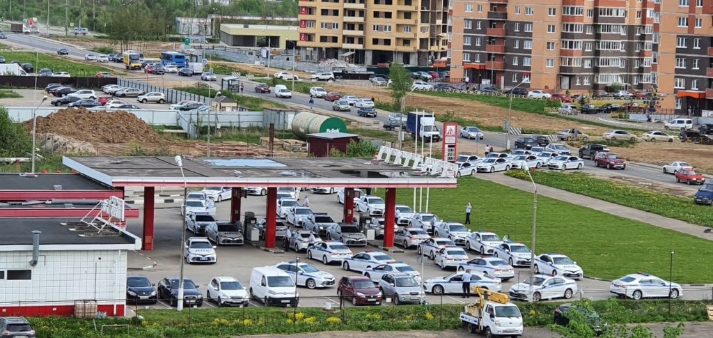 На автозаправку в Твери одновременно подъехали более 40 машин ДПС