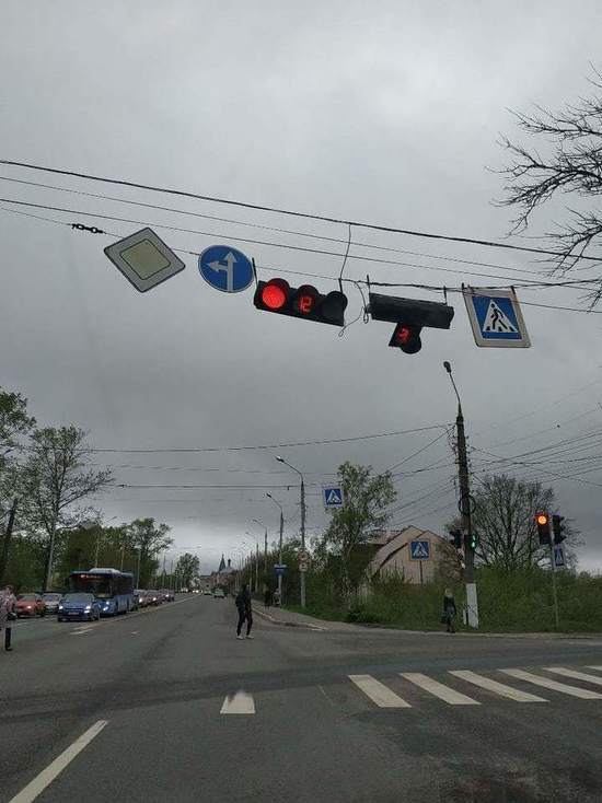 В Твери на пересечении улиц сломался светофор В Твери на пересечении улиц сломался светофор