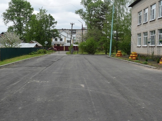В Оленинском районе привели в порядок территорию школы В Оленинском районе привели в порядок территорию школы