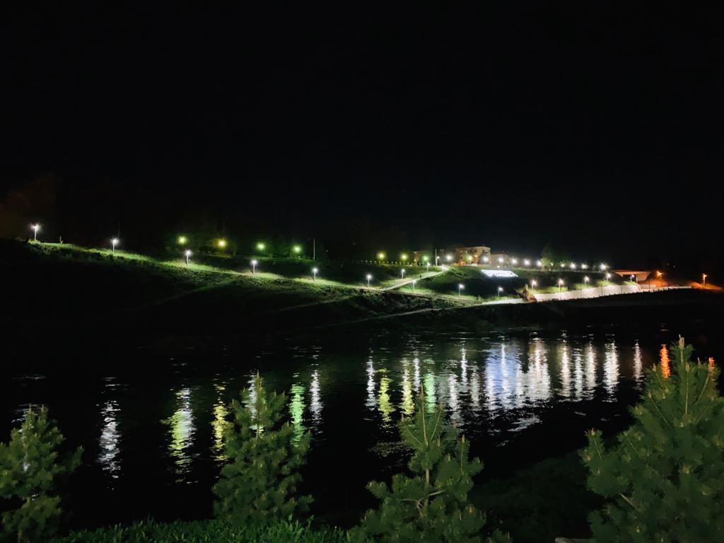 Территория возле Ржевского мемориала засверкала огнями