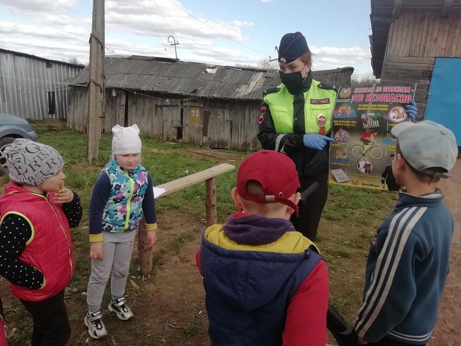 Сотрудники ГИБДД и велосипедисты в Тверской области повторили правила дорожного движения Сотрудники ГИБДД и велосипедисты в Тверской области повторили правила дорожного движения