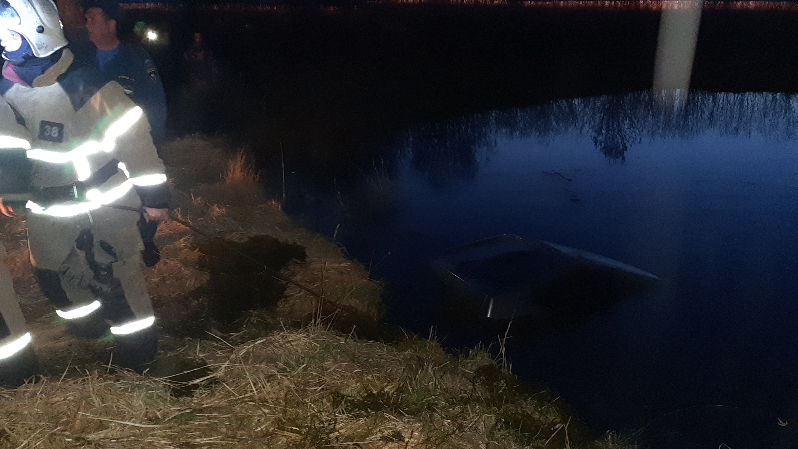 В Тверской области угонщики утопили автомобиль в пруду