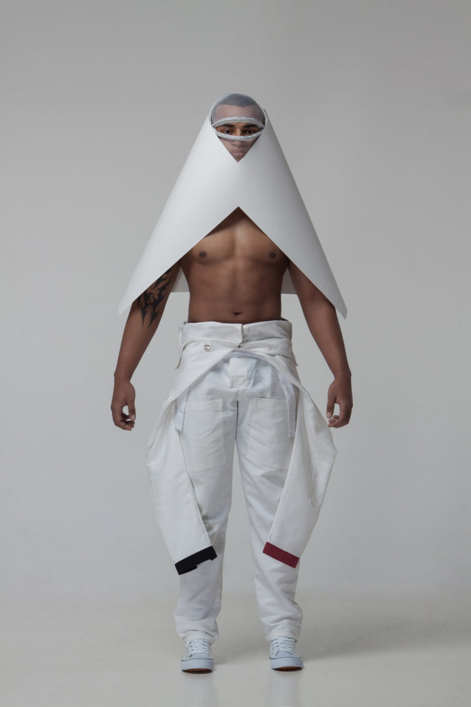 Петербургский фотограф рассказывает о бумажных платьях, в которых нельзя шевелиться