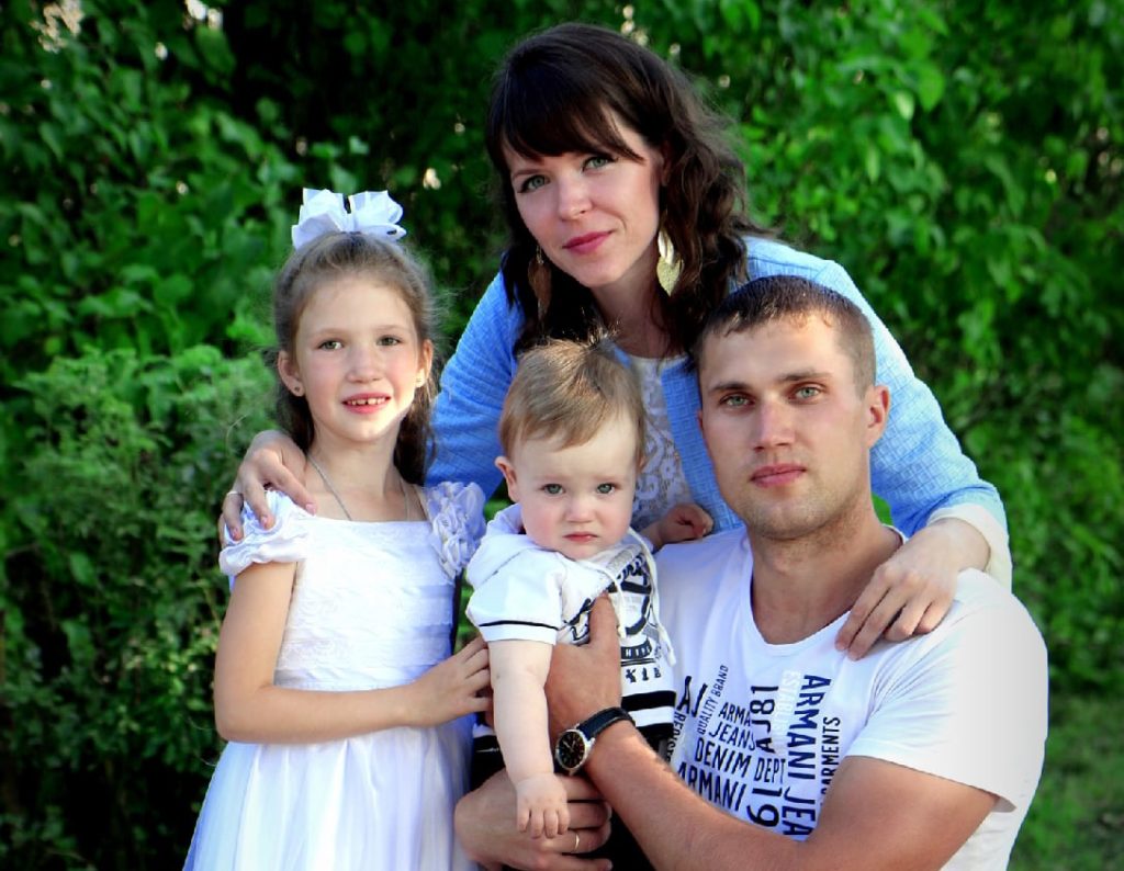 Воскресная школа, картошка и фехтование: как живёт "Молодая семья года", победившая на конкурсе в Тверской области