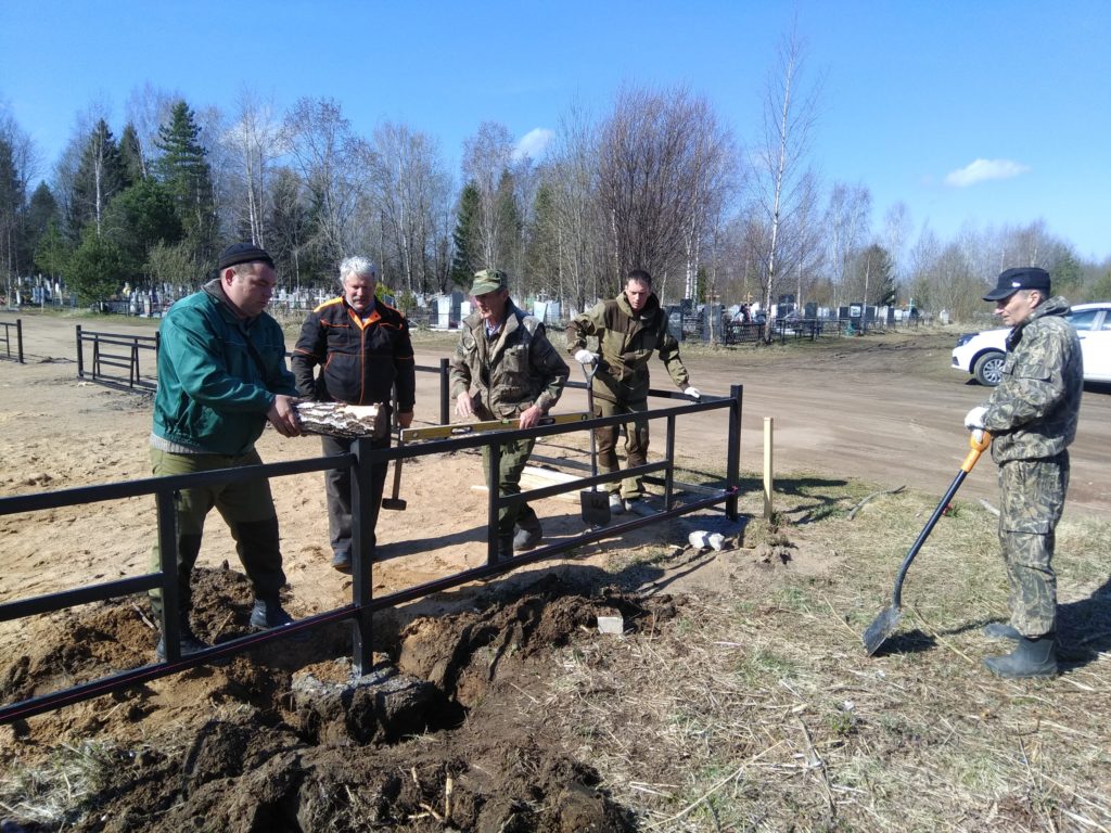 Силами "Боевого братства" в Тверской области установили ограждение на воинском захоронении